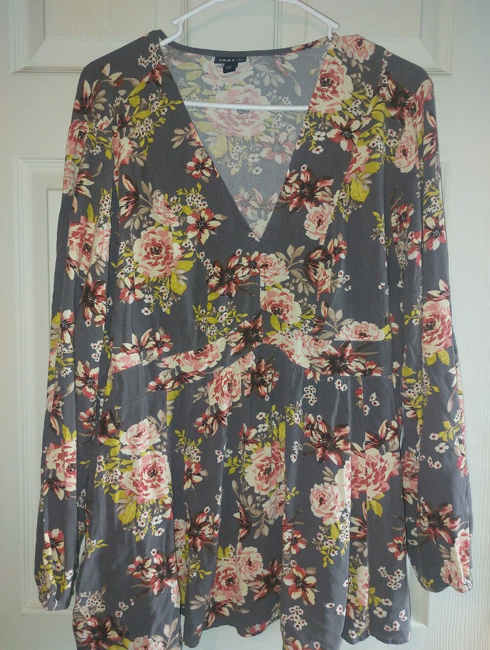 Torrid 3 Gray Floral V-Neck Long Sleeve